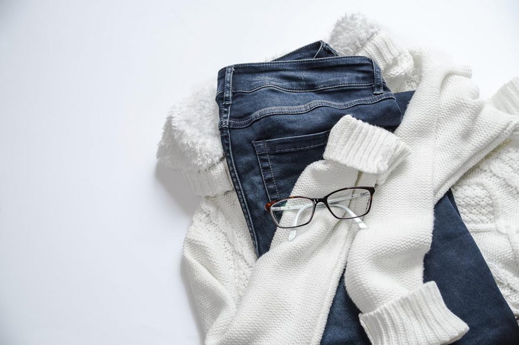 Brille Pullover Jeanshose