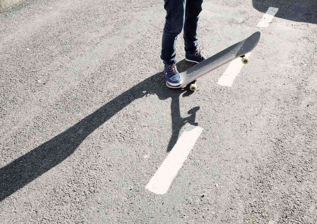 Skateboard Jeanshose Turnschuhe