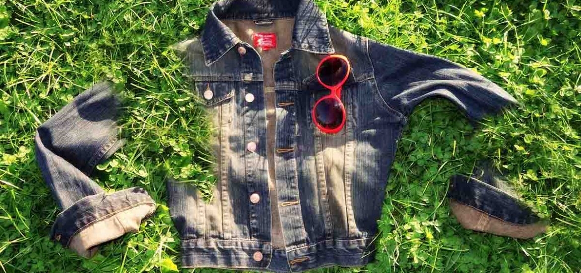 Jeansjacke Sonnenbrille Gras