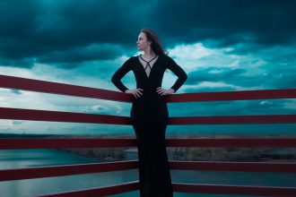 kleid schwarz trendfarbe frau