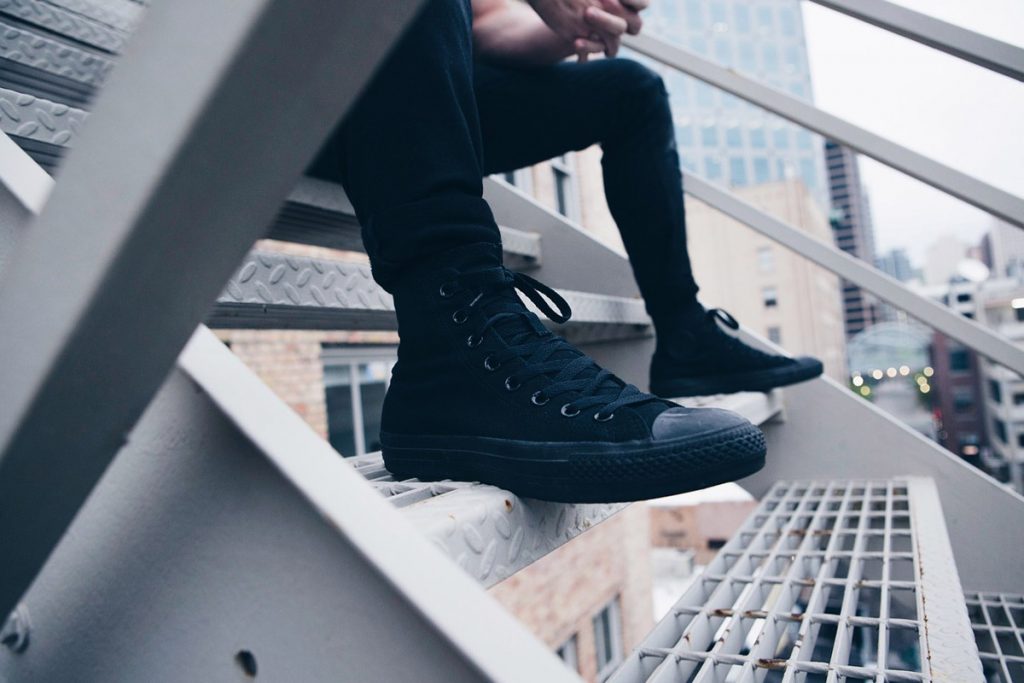 chucks schwarze jeanshose treppe