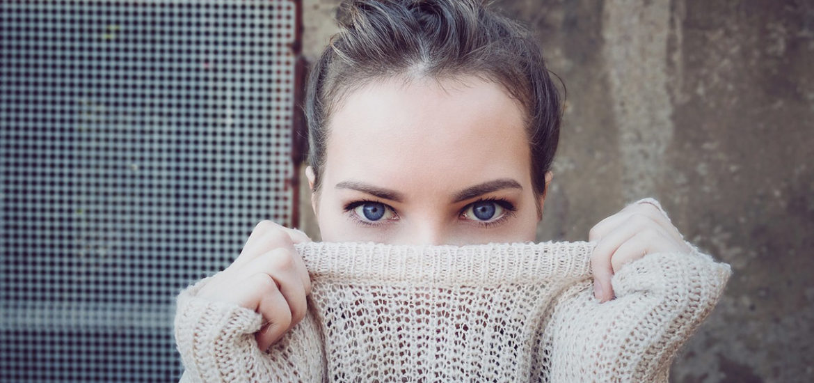 beige pullover sommerpullover augen