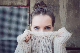 beige pullover sommerpullover augen