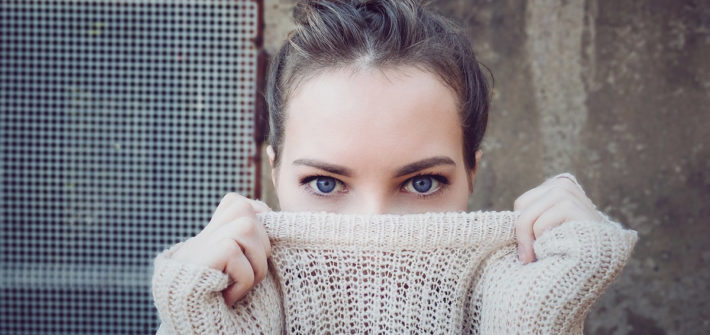 beige pullover sommerpullover augen