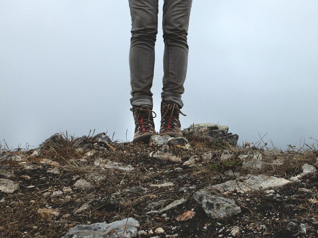 röhrenjeans wanderstiefel wandern berg